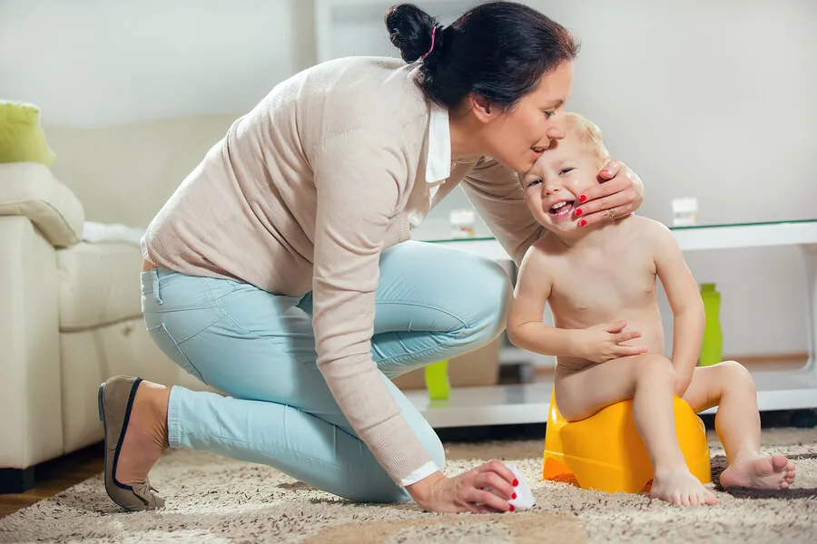 madre e hijo en orinal