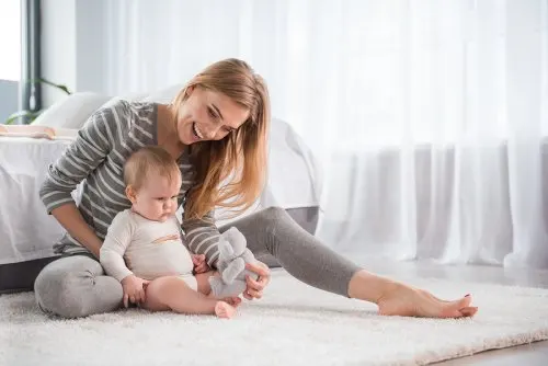 mamá sentada con bebé