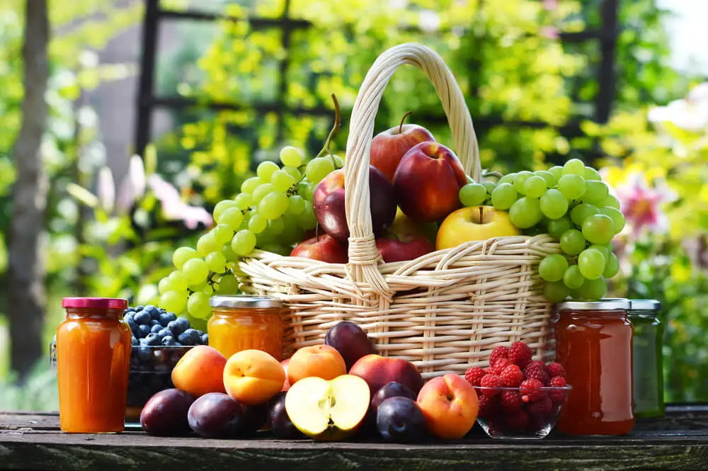 Cesta con frutas.