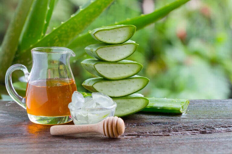 Prueba este remedio de aloe vera y miel para los problemas estomacales