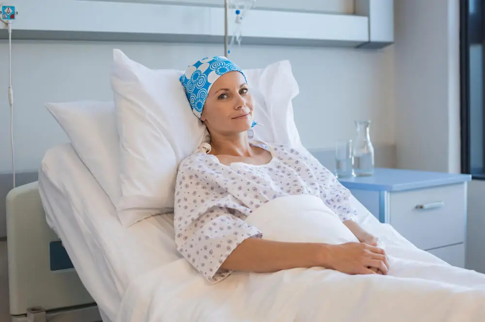Mulher com câncer e alteração no teste de proteína.