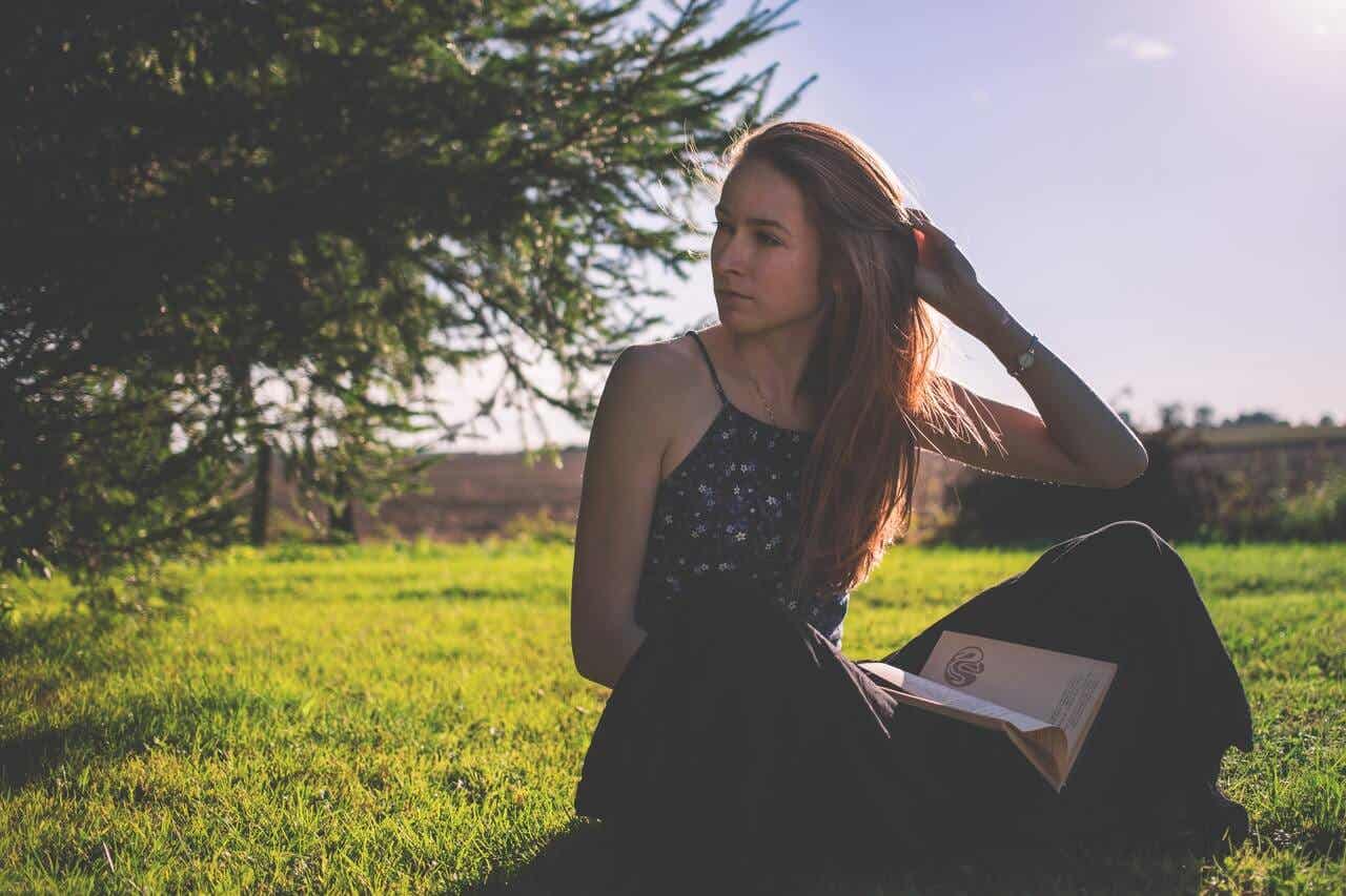 Mujer leyendo al aire libre.