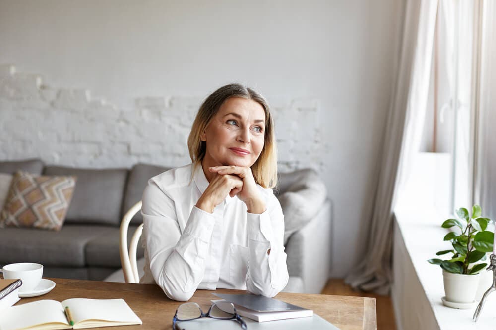 Mujer pensando cómo crear hábitos