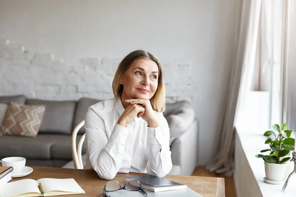 Mujer pensando cómo crear hábitos