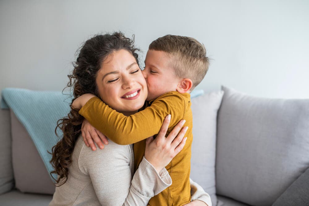 Niño besando a su madre