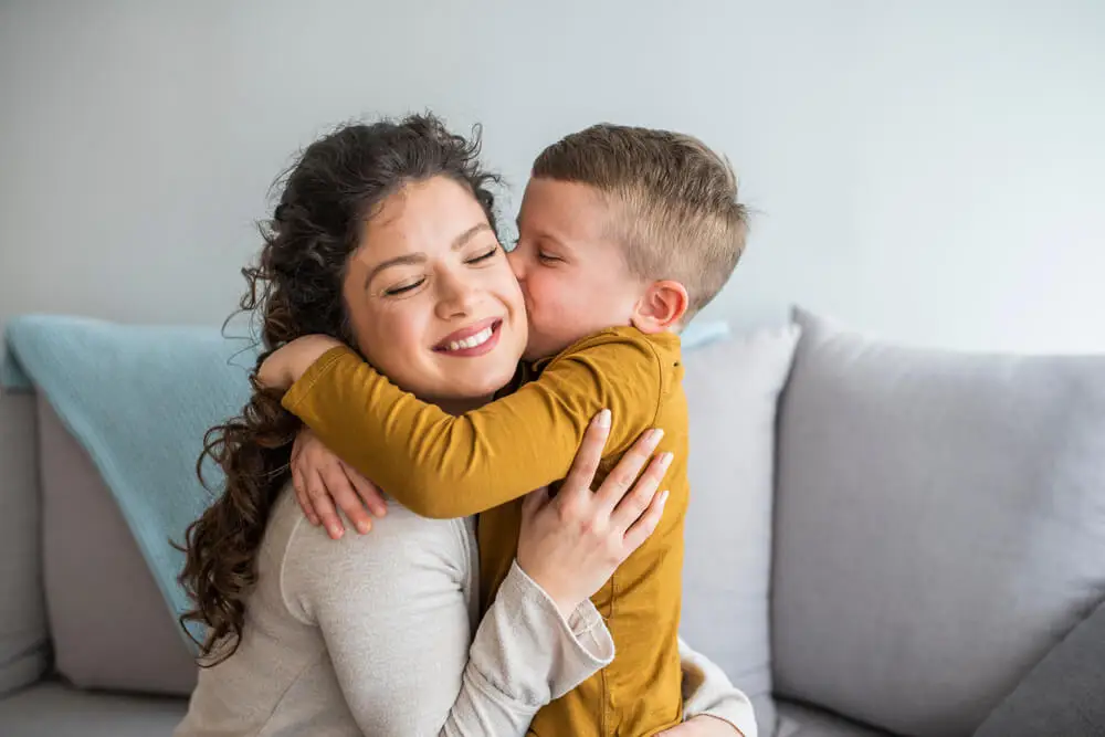Niño besando a su madre