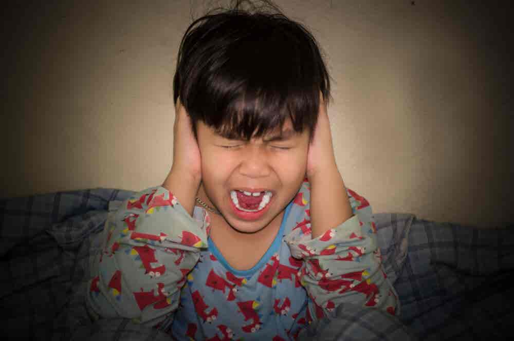 Niño enfadado grita mientras sufre una de las pataletas de niños.