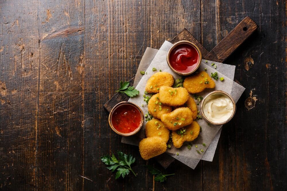 nuggets de queso con salsas