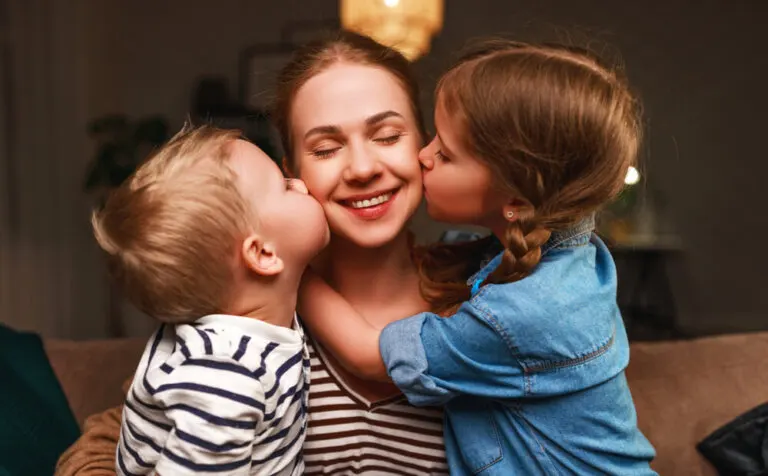 Por qué no se puede obligar a los niños a dar besos