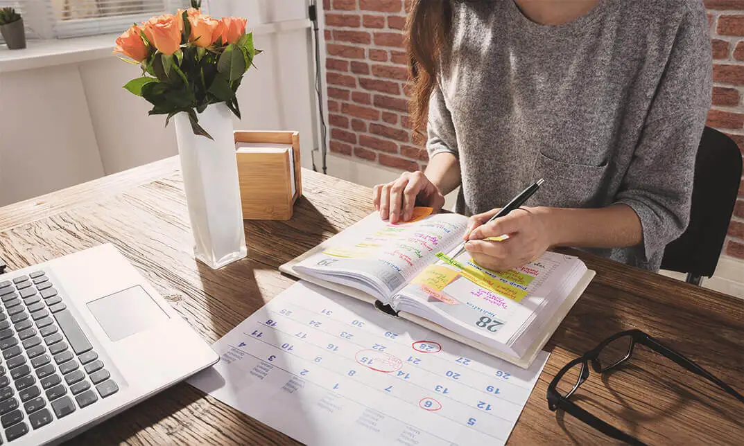Mujer apuntando en una agenda.
