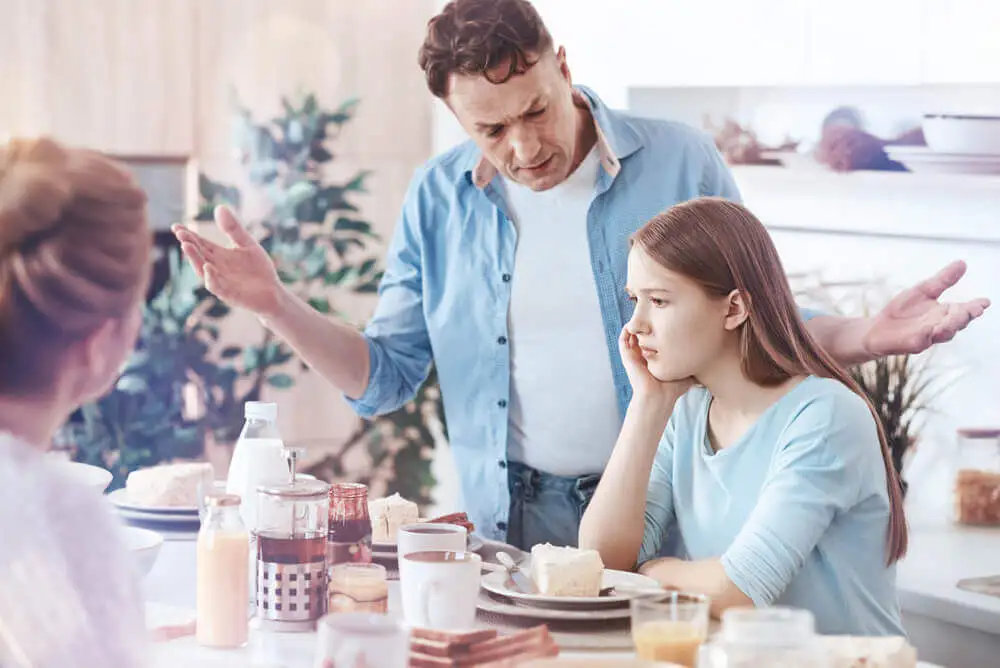 Padre hablando con su hija enfadada