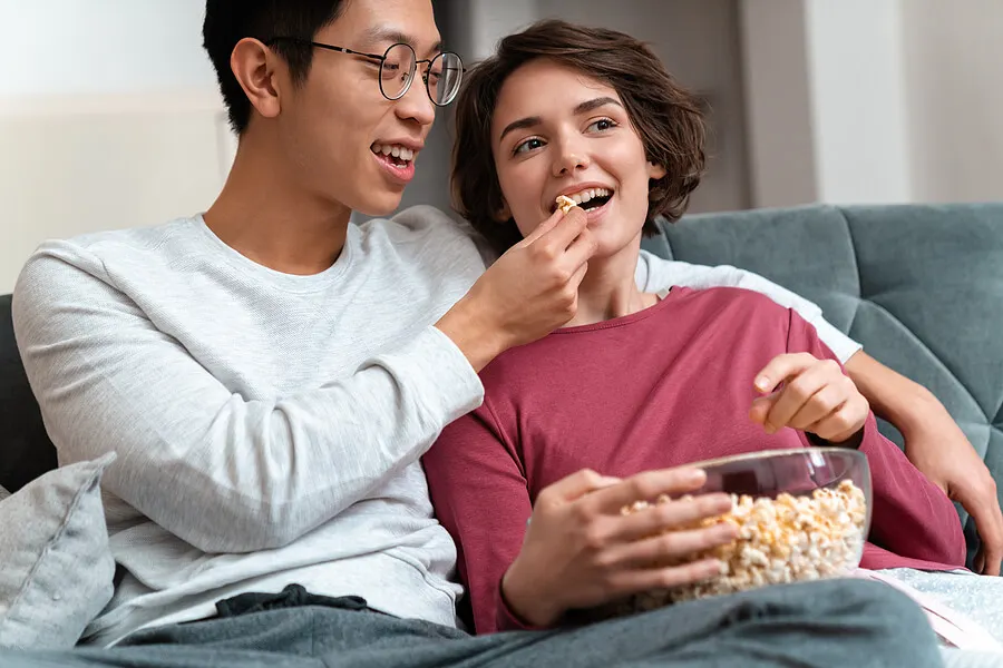 Pareja comiendo palomitas viendo películas eróticas