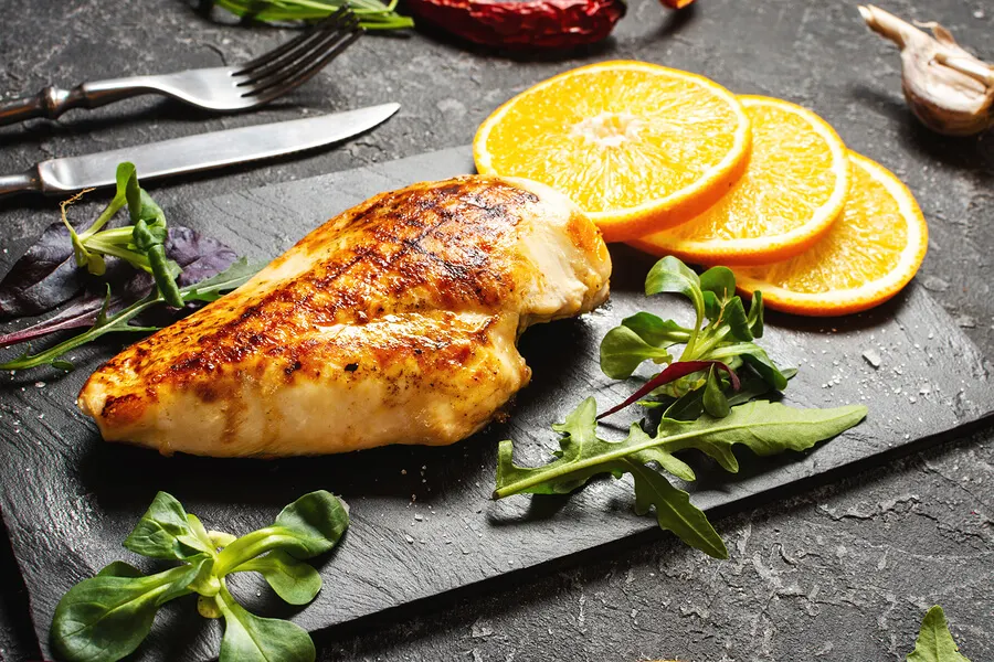 Pechuga de pollo con vino, naranja y hierbas.