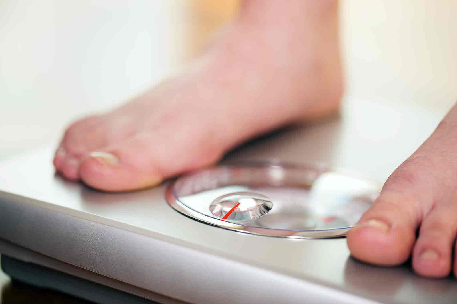 Pesarse para medir dieta saludable.