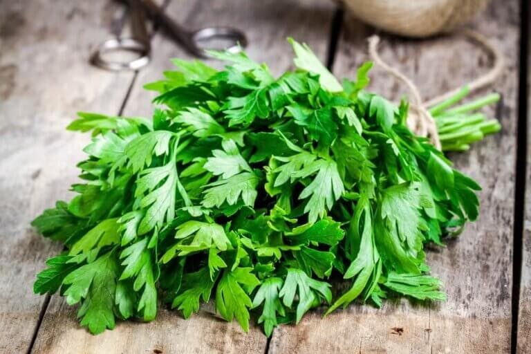5 lociones herbales para combatir la caspa