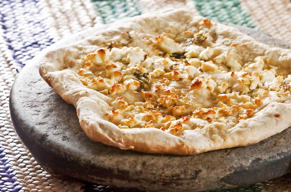 Pizza de queso de cabra y col rizada: deliciosa y baja en calorías