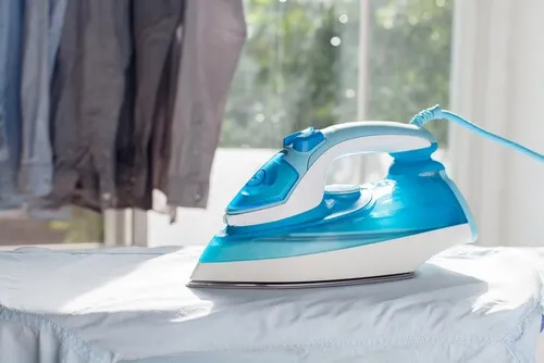 Plancha para la ropa para quitar chicle.
