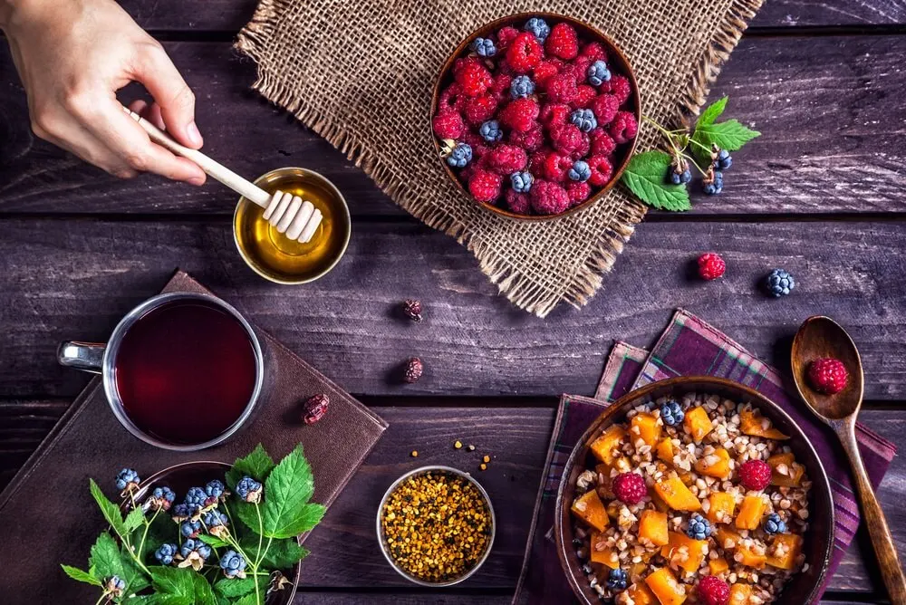Frutos rojos, miel y cereales.