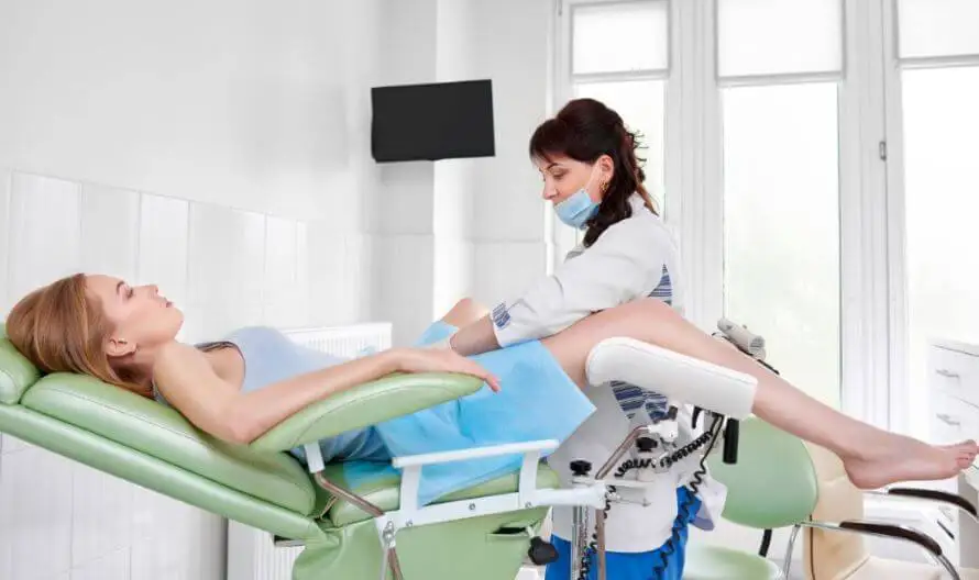 Dammmassage - schwangere Frau bei der Gynäkologin