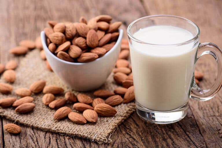 Receta casera y fácil para preparar leche de almendras