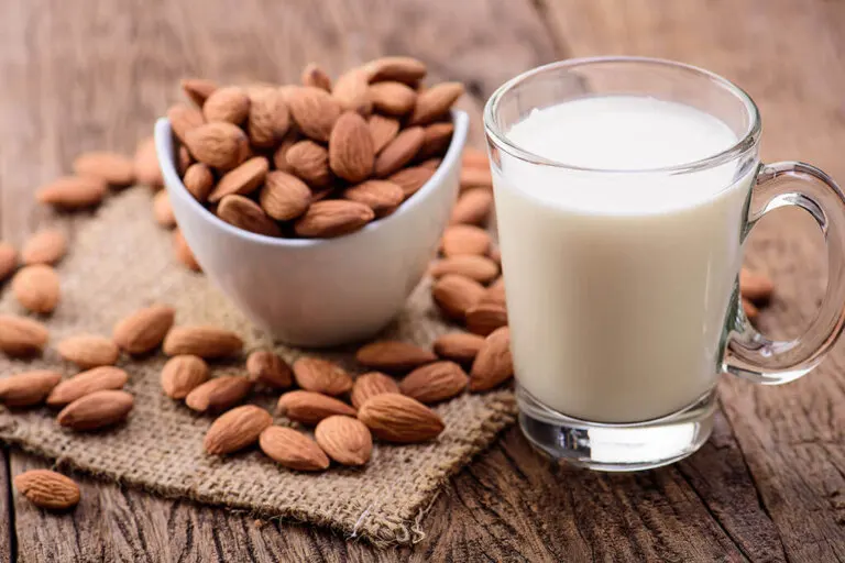 Receta casera y fácil para preparar leche de almendras