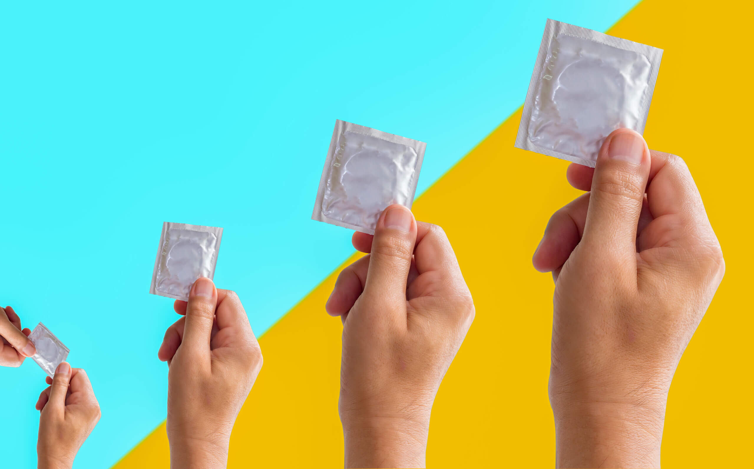 Preservativos y condones en las manos.