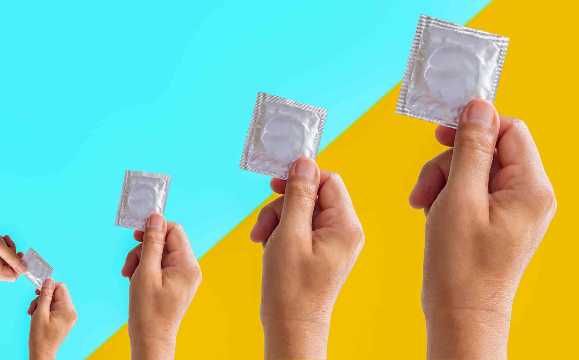 Preservativos y condones en las manos.