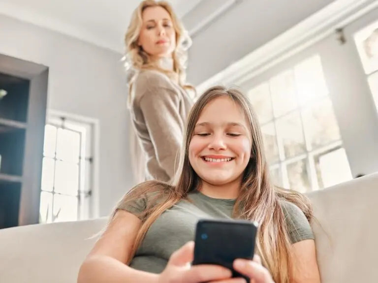 Revisar el móvil de tu hijo: ¿sí o no?