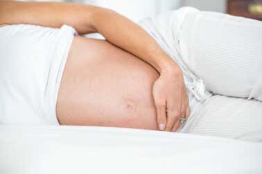 ¿Cuáles son los efectos del herpes genital en una mujer embarazada?