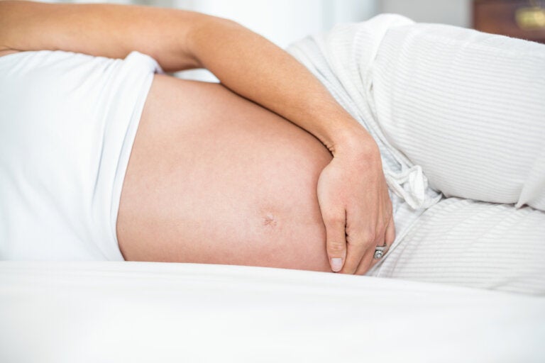 ¿Por qué patean los bebés en el vientre?