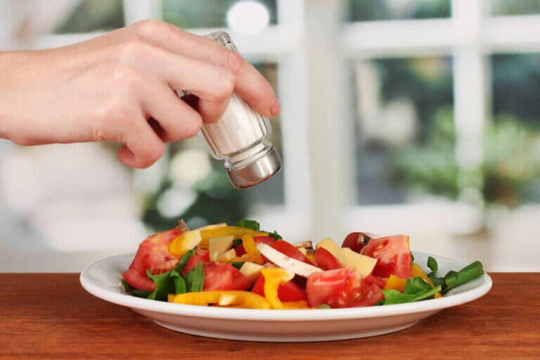 5 beneficios para la salud de usar poca sal en tus alimentos