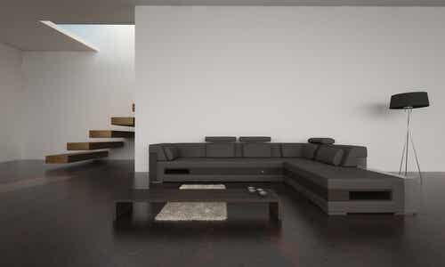 Un salón minimalista con pocos objetos.