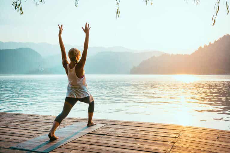 Saludos al sol: poderosa y completa rutina de yoga