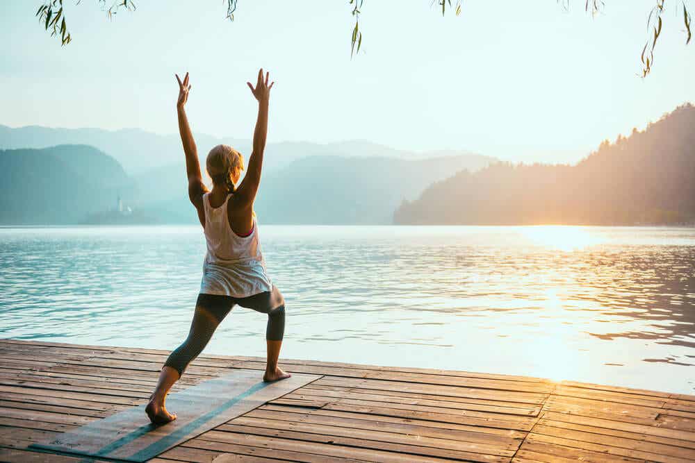 El saludo al sol es una buena postura de yoga para perder peso