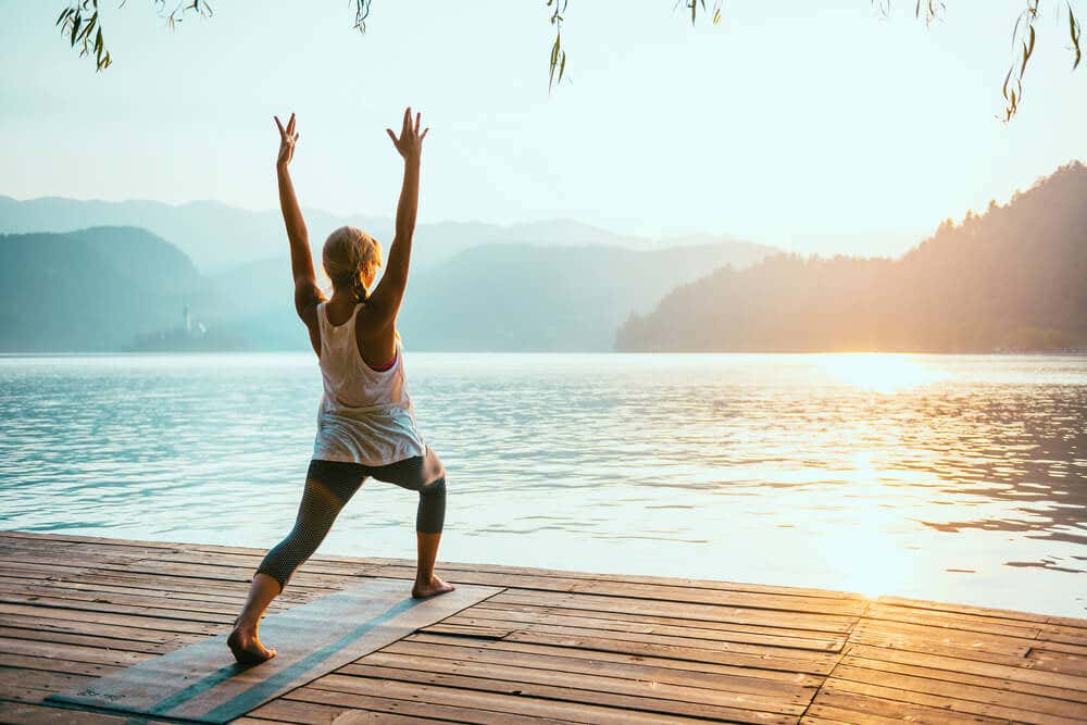 El saludo al sol es una buena postura de yoga para perder peso