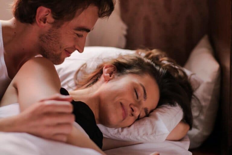 7 posturas sexuales excitantes sin penetración