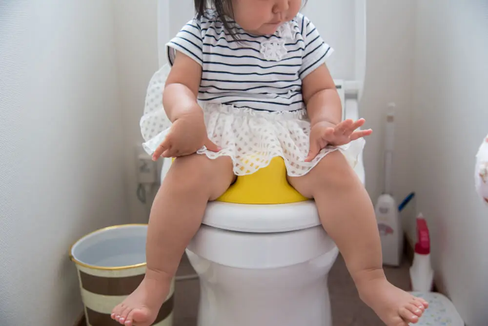 Petite fille sur une cuvette.