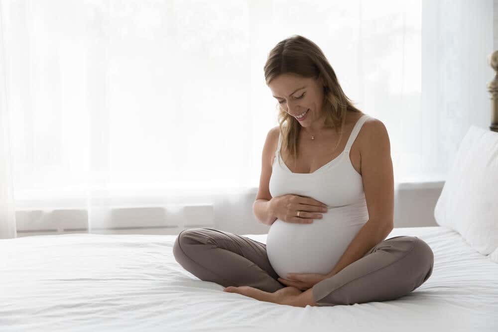 Mujer embarazada tocando su barriga