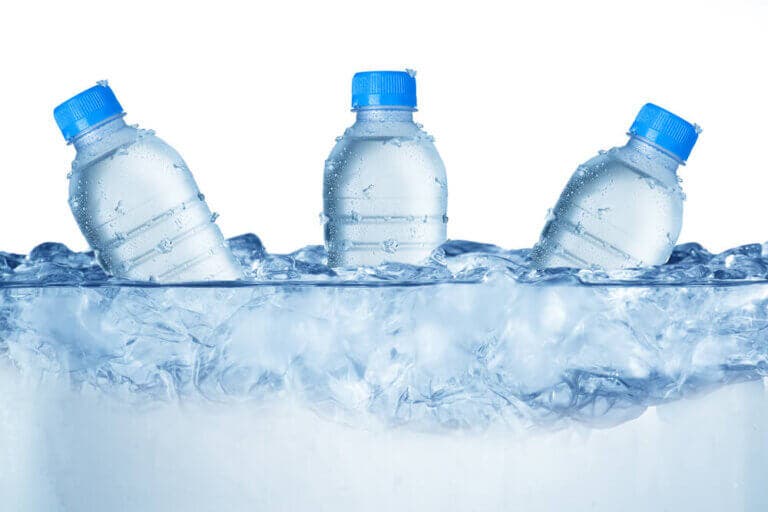 ¿Se pueden quemar calorías tomando agua helada?