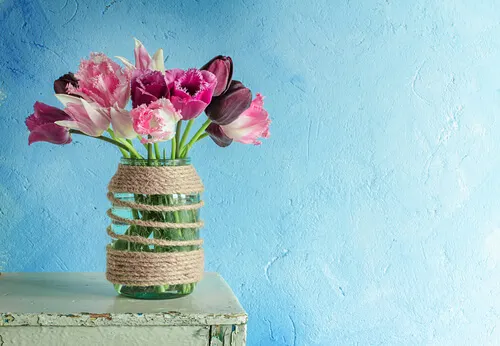 Florero de cristal con flores rosas