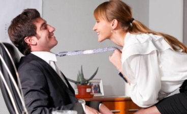 Aventura en el trabajo: ¿dónde puede llevar?