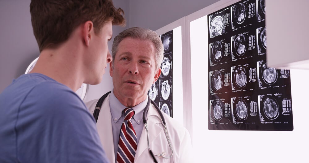 Frontotemporale Demenz - zwei Ärzte vor Aufnahmen des Gehirns