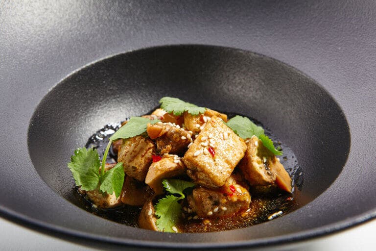 Fideos de arroz con salteado de tofu y pimiento