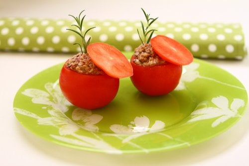 Tomates rellenos con atún: una receta ligera y deliciosa