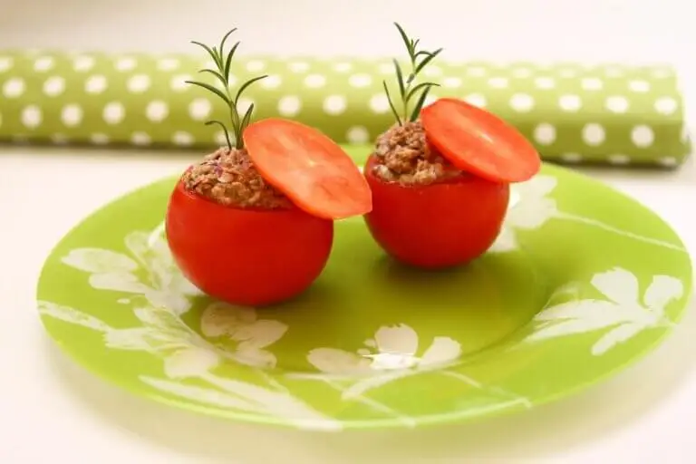 Tomates rellenos con atún: una receta ligera y deliciosa
