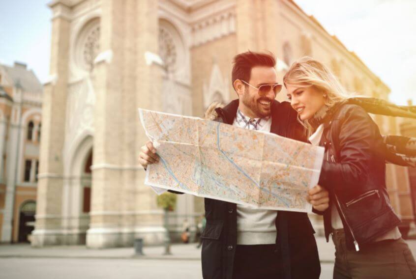 Pareja de vacaciones mirando un mapa