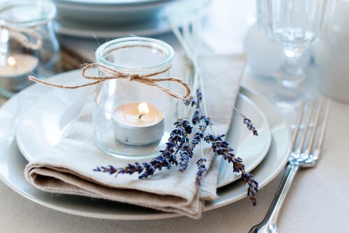 Plato con una vela decorativa encima