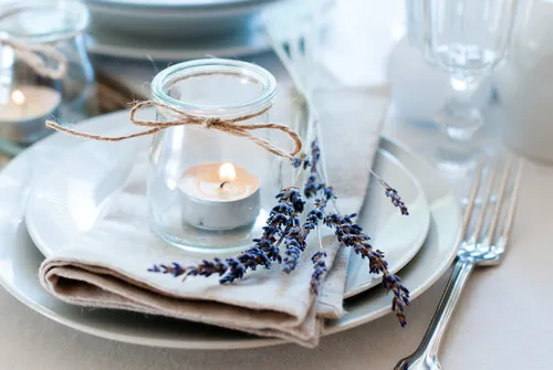 Plato con una vela decorativa encima