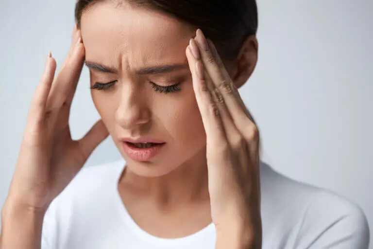 Alivio y manejo de migrañas con la práctica del yoga: ¿sí funciona?