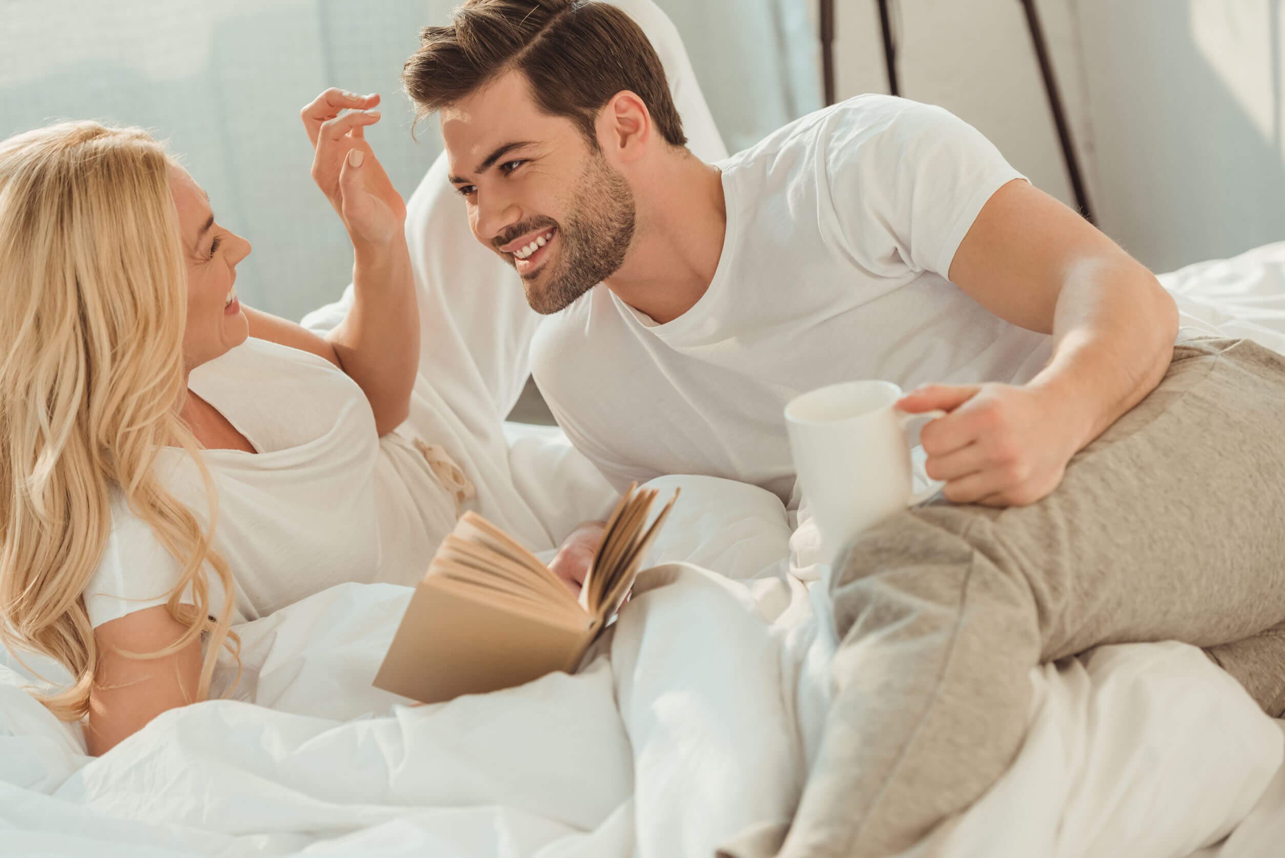 Ver series de Netflix podría mejorar la relación de pareja.